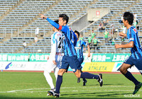 CKのチャンスに、ゴール前で競り勝った竹内 彬(#30)が頭で押し込み、讃岐が先制点を奪う【明治安田J3 第33節 讃岐vs八戸】