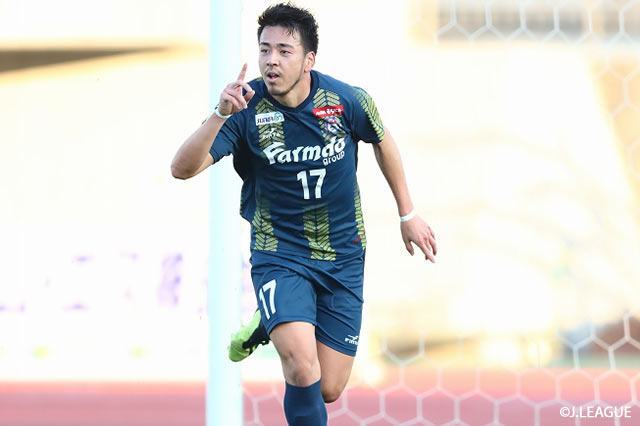 86分、クロスバー当たって跳ね返ったボールを髙澤 優也（#17）が頭で押し込み、待望の先制点を挙げる【明治安田Ｊ３ 第33節 群馬vs岩手】