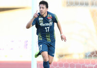 86分、クロスバー当たって跳ね返ったボールを髙澤 優也(#17)が頭で押し込み、待望の先制点を挙げる【明治安田J3 第33節 群馬vs岩手】