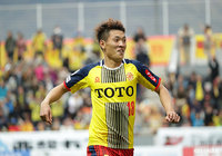 裏に抜けた町野 修斗(#18)がスルーパスをダイレクトで放つ、そのボールがネットに吸い込まれ、北九州が同点に追いつく【明治安田J3 第33節 北九州vs鳥取】