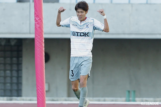 林 容平（#13）が右サイドからのクロスをフリーでヘディングで押し込み、追加点を挙げる【明治安田Ｊ３ 第33節 C大23vs秋田】