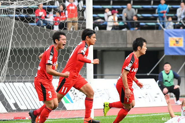 88分、三島 康平（#11）がマイナス方向のクロスを冷静に合わせて流し込み、熊本が勝ち越しに成功【明治安田Ｊ３ 第33節 熊本vs福島】