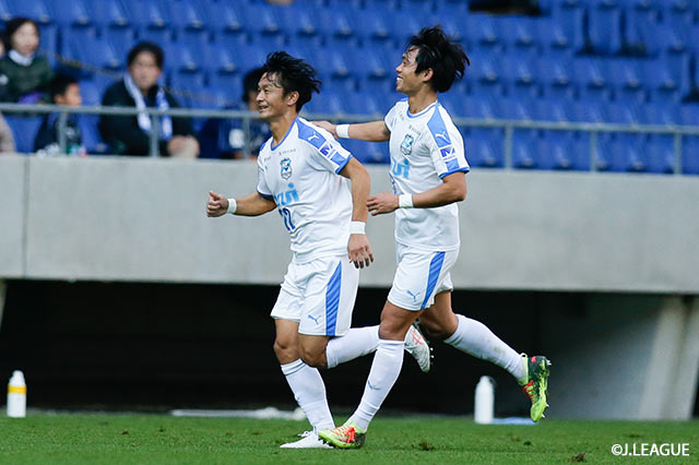 ヘディングの落としを受けた徳武 正之（#22）がダイレクトボレーをゴール右に突き刺し、沼津が追加点を挙げた【明治安田Ｊ３ 第33節 G大23vs沼津】