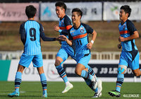 味方が頭で逸らしたボールに反応した進 昂平(#11)が詰め、YS横浜がリードを3点に広げる【明治安田J3 第33節 YS横浜vs藤枝】