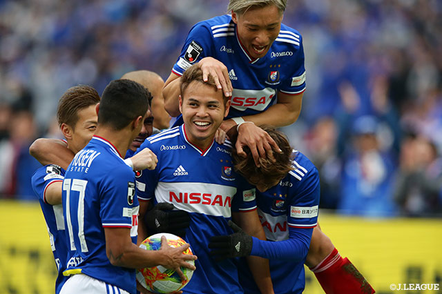 ティーラトンがペナルティエリア手前から左足を振り抜くと、ブロックに入った東に当たってコースが変わり、ゴールに吸い込まれる！横浜FMが優勝を引き寄せる貴重な先制点を奪う【明治安田Ｊ１ 第34節 横浜FMvsFC東京】