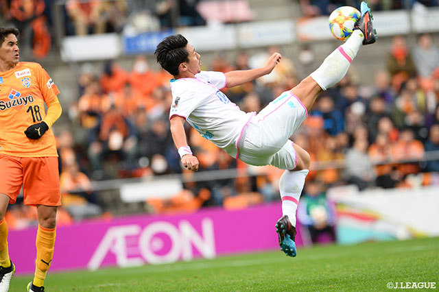 味方のクロスをバイシクルシュートで合わせる豊田 陽平（鳥栖）【明治安田Ｊ１ 第34節 清水vs鳥栖】
