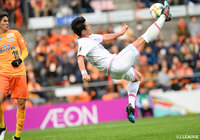 味方のクロスをバイシクルシュートで合わせる豊田 陽平(鳥栖)【明治安田J1 第34節 清水vs鳥栖】