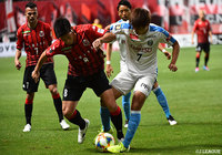 タッチライン際で激しいボールの奪い合いを見せる深井 一希（札幌）と車屋 紳太郎（川崎Ｆ）【明治安田Ｊ１ 第34節 浦和vsＧ大阪】