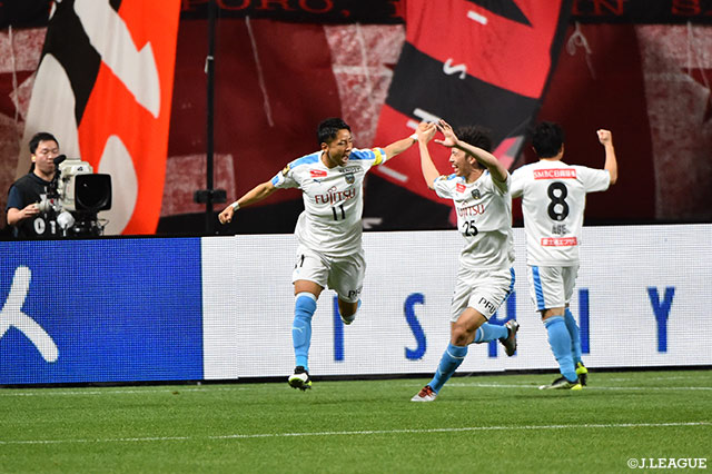 前半1分、川崎Ｆが細かいパス回しから、最後は小林 悠（#11）が詰め、先制点を挙げる【明治安田Ｊ１ 第34節 札幌vs川崎Ｆ】