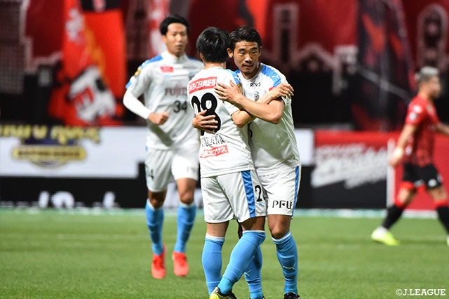 脇坂 泰斗（#28）がGKの逆をつくFKを直接決め、川崎Ｆが追加点を獲得【明治安田Ｊ１  第34節 札幌vs川崎Ｆ】