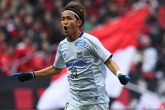 カウンターのチャンスに、長い距離を走り込んだ宇佐美 貴史（#33）が味方からのパスを受け、シュートを放つ。そのボールはゴール右隅に突き刺さり、Ｇ大阪が先制点を挙げる【明治安田Ｊ１ 第34節 浦和vsＧ大阪】