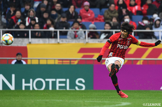 FKのチャンスに、柏木 陽介（#10）の左足から放たれたボールはGKに触れられるも、ゴールネットを揺らし、浦和が同点に追いつく【明治安田Ｊ１ 第34節 浦和vsＧ大阪】