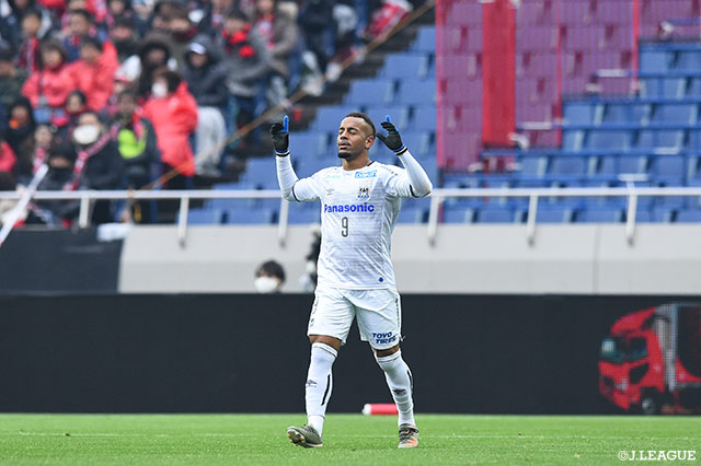 失点から2分後、ゴール前でボールを収めたアデミウソン（#9）がターンしてシュートを放つ。そのボールはネットを揺らし、再びＧ大阪が浦和を突き放す【明治安田Ｊ１ 第34節 浦和vsＧ大阪】