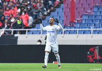 失点から2分後、ゴール前でボールを収めたアデミウソン(#9)がターンしてシュートを放つ。そのボールはネットを揺らし、再びG大阪が浦和を突き放す【明治安田J1 第34節 浦和vsG大阪】