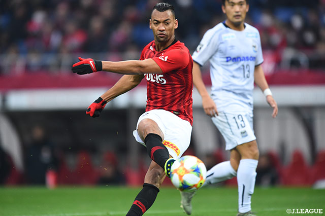 90分、裏に抜けてパスを受けたファブリシオ（#12）が切り返しで相手の逆を取ると、すかさずシュートを放ち、ゴール右隅に流し込む。浦和は同点まで後1点に迫る【明治安田Ｊ１ 第34節 浦和vsＧ大阪】