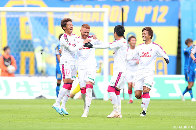 FKのチャンスに、キッカーのソウザ（#11）が右足で巻いたシュートを放つと、ボールは弧を描いてゴール右上に決まり、Ｃ大阪が貴重な先制点を獲得【明治安田Ｊ１ 第34節 大分vsＣ大阪】