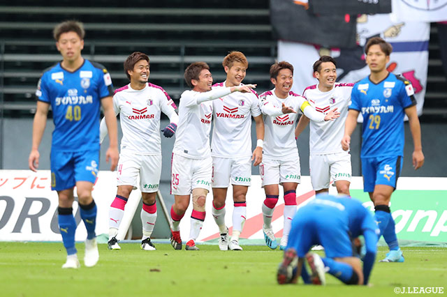 流れるようなパスワークで相手を翻弄し、最後はゴール手前でフリーの奥埜 博亮（#25）が左隅に押し込み、Ｃ大阪がリードを2点に広げる【明治安田Ｊ１ 第34節 大分vsＣ大阪】