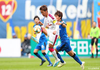 巧みなトラップでボールを足元にピタリとつける清武 弘嗣(C大阪)【明治安田J1 第34節 大分vsC大阪】