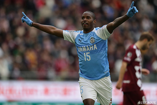 アダイウトンがPA手前から放った強烈なシュートはGKの手に触れることなくネットに突き刺さり、磐田が同点に追いつく【明治安田Ｊ１ 第34節 神戸vs磐田】