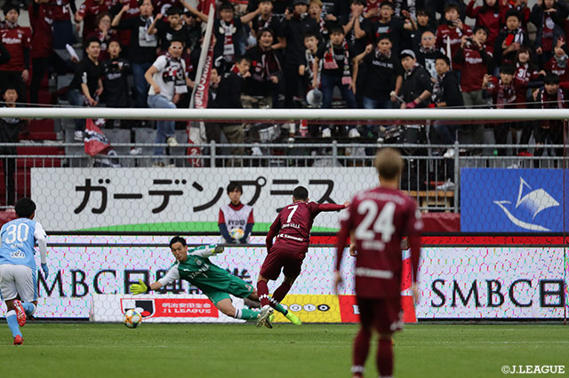 リーグ戦での現役ラストゲームのダビド ビジャ（神戸/#7）が落ち着いて左隅にシュートを流し込み、勝ち越し点を決める【明治安田Ｊ１ 第34節 神戸vs磐田】
