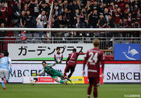 リーグ戦での現役ラストゲームのダビド ビジャ(神戸/#7)が落ち着いて左隅にシュートを流し込み、勝ち越し点を決める【明治安田J1 第34節 神戸vs磐田】