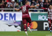 味方とのワンツーで抜け出したルーカス ポドルスキ(神戸/#10)が冷静に流し込み、ハットトリックを達成!【明治安田J1 第34節 神戸vs磐田】