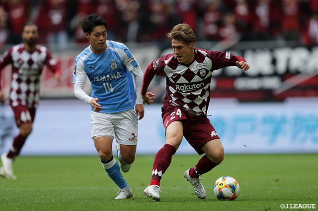 敵陣に入り込もうとする酒井 高徳（神戸）とプレスをかける松本 昌也（磐田）【明治安田Ｊ１ 第34節 神戸vs磐田】
