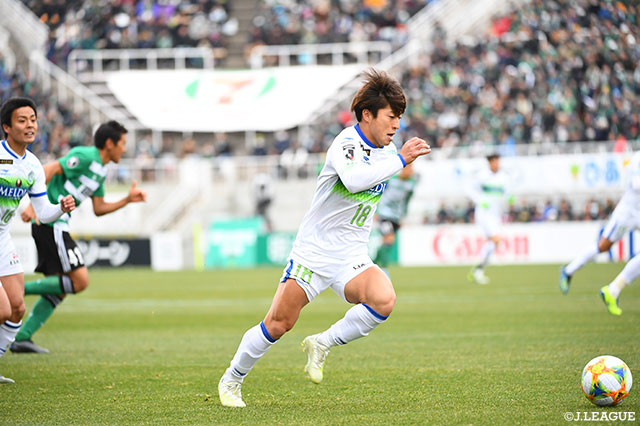 松田 天馬（湘南）がスピードに乗ったドリブルで相手陣内に侵入【明治安田Ｊ１ 第34節 松本vs湘南】