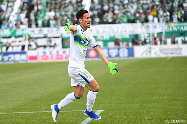 シュートのこぼれ球に反応した途中出場の野田 隆之介（#15）が左足で押し込み、湘南が先制点を挙げる【明治安田Ｊ１ 第34節 松本vs湘南】