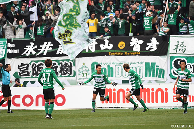 90分、ゴール前に走りこんだ阪野 豊史（#50）が倒れながらも足を伸ばして折り返しのパスを触ってネットを揺らし、松本が同点に追いつく【明治安田Ｊ１ 第34節 松本vs湘南】