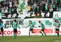 90分、ゴール前に走りこんだ阪野 豊史(#50)が倒れながらも足を伸ばして折り返しのパスを触ってネットを揺らし、松本が同点に追いつく【明治安田J1 第34節 松本vs湘南】