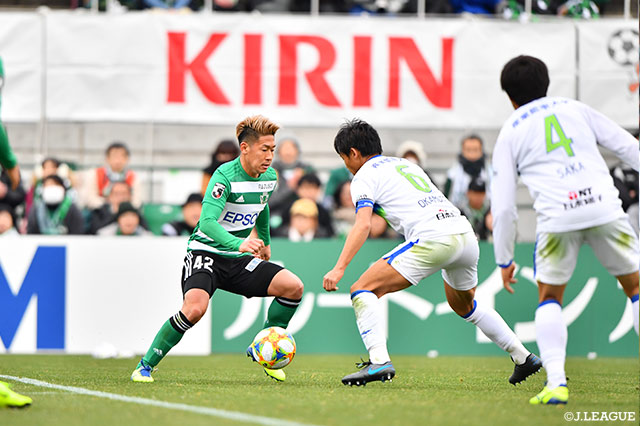 高橋 諒（#42）が岡本 拓也（#6）に対して1対1の勝負を仕掛ける【明治安田Ｊ１ 第34節 松本vs湘南】