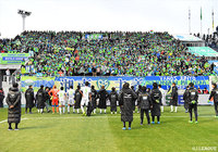 引き分けた湘南は勝点で15位鳥栖に並んだものの、得失点差でわずかに下回った。最終節で16位が確定し、来週に行われるＪ１参入プレーオフで生き残りを懸けることとなった【明治安田Ｊ１ 第34節 松本vs湘南】