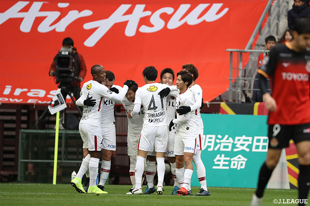 前半終了間際、鹿島がオウンゴールによるラッキーな形で先制点を挙げる【明治安田Ｊ１ 第34節 名古屋vs鹿島】