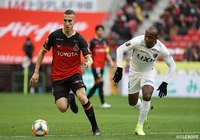 ジョアン シミッチ（名古屋）の持ち運びに対し、レオ シルバ（鹿島）が後ろからのボール奪取を図る【明治安田Ｊ１ 第34節 名古屋vs鹿島】