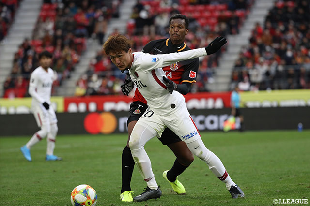 ジョー（名古屋）からボールを奪取した三竿 健斗（鹿島）【明治安田Ｊ１ 第34節 名古屋vs鹿島】