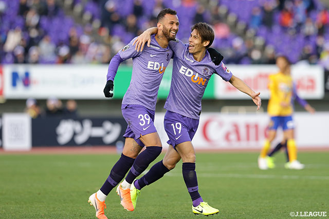 味方の胸での落としに走り込んできたレアンドロ ペレイラ（#39）が強烈なボレーを放つ。そのボールは相手DFに当たってコースが変わり、ネットに吸い込まれて広島が先制点を挙げる【明治安田Ｊ１ 第34節 広島vs仙台】