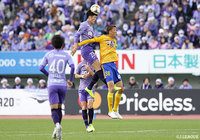 荒木 隼人(広島/#23)が高い打点のヘディングで空中のボールを跳ね返す【明治安田J1 第34節 広島vs仙台】