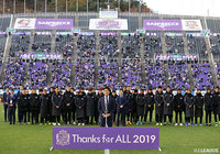 1点を守り抜いた広島が5試合ぶりに勝利を収めて最終節を飾り、セレモニーでマイクの前に立った城福監督は、戦い抜いた選手たちを称え、サポーターに感謝を伝えた【明治安田J1 第34節 広島vs仙台】