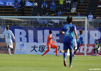 野村の絶妙なスルーパスに抜け出した河田 篤秀(徳島)がループシュートを放つと、美しい放物線を描いたボールはゴールに吸い込まれる!【J1参入プレーオフ 2回戦 徳島vs山形】