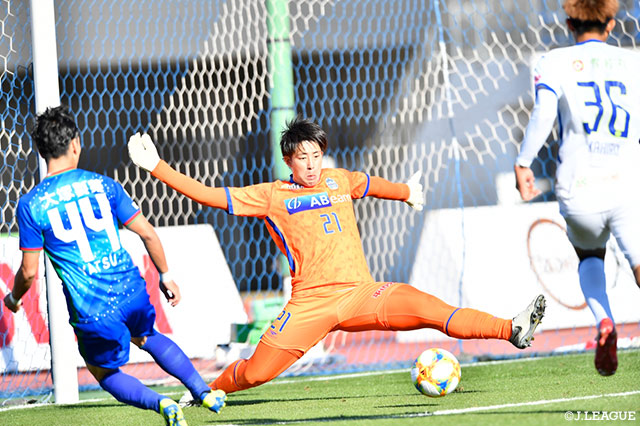 野村のスルーパスに抜け出した島屋 八徳（徳島）が決定機を迎えるも、シュートはGKに防がれ先制ならず【Ｊ１参入プレーオフ 2回戦 徳島vs山形】