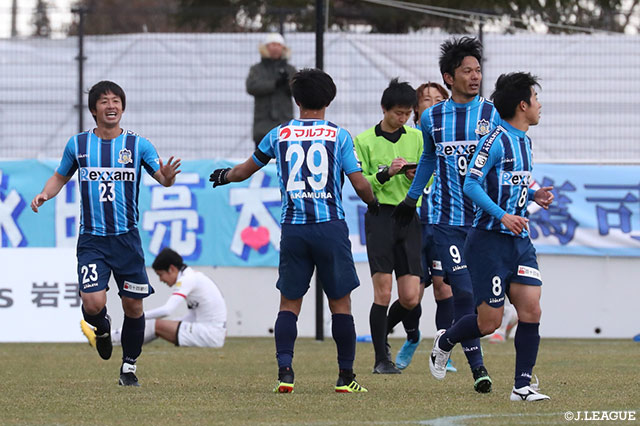 ショートコーナーのリターンパスを受けた中村 亮がドリブルで切れ込みシュートを放つ！これが決まり讃岐が同点に追いつく！【明治安田Ｊ３ 第34節 岩手vs讃岐】