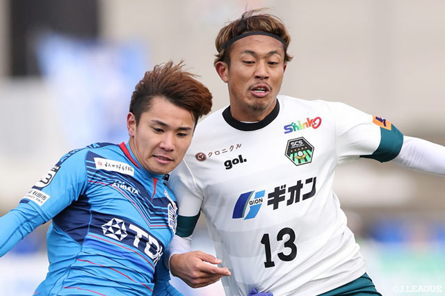 激しい競り合いをみせる沖野 将基（秋田）と平石 直人（相模原）【明治安田Ｊ３ 第34節 秋田vs相模原】