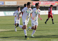 PKのチャンスに髙澤 優也のシュートはGKの逆を突いてゴールネットを揺らし、群馬が貴重な追加点を挙げる【明治安田J3 第34節 福島vs群馬】