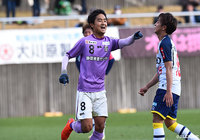 水野からのアーリークロスを岩渕 良太が倒れながらも左足で合わせると、シュートはゴールに吸い込まれ藤枝が終了間際に待望の先制点を奪う【明治安田J3 第34節 藤枝vs北九州】