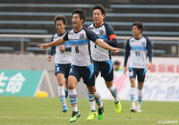 佐藤 祐太がペナルティエリア手前から豪快に右足を振り抜く！これが決まりYS横浜が先制に成功する【明治安田Ｊ３ 第34節 鳥取vsYS横浜】