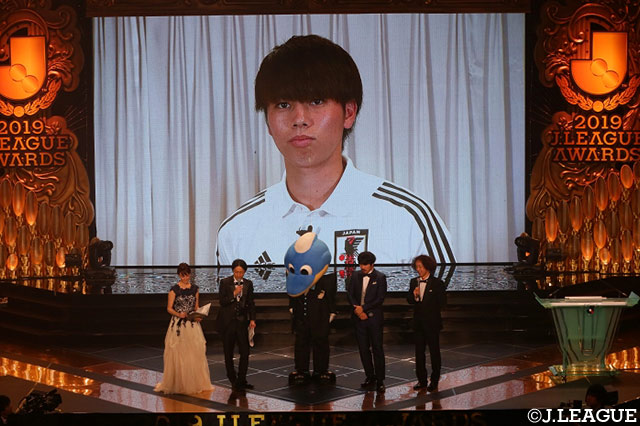 ベストヤングプレーヤー賞を受賞した田中 碧（川崎Ｆ）。日本代表に選出されたため、韓国から中継出演！【２０１９Ｊリーグアウォーズ】