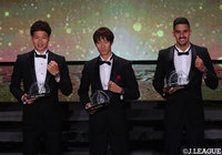 ベストイレブンのDF部門に選出された森重 真人(FC東京/左から)、室屋 成(FC東京)、チアゴ マルチンス(横浜FM)【2019Jリーグアウォーズ】