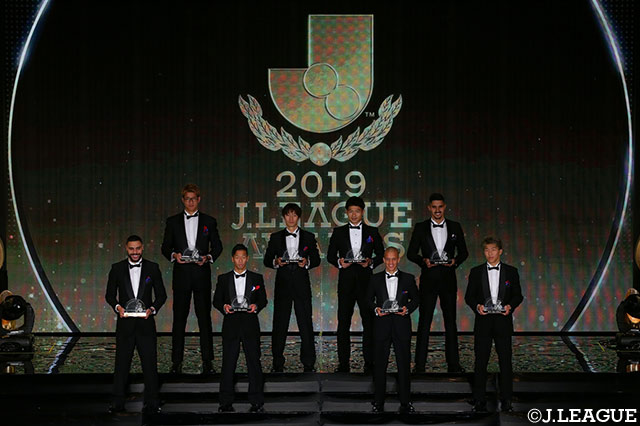 ベストイレブンに選出された選手たちがクリスタル・オーナメントを手に、記念撮影【２０１９Ｊリーグアウォーズ】