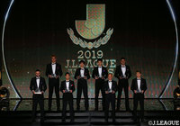 ベストイレブンに選出された選手たちがクリスタル・オーナメントを手に、記念撮影【2019Jリーグアウォーズ】